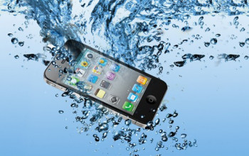 Saiba o que fazer quando o celular cai na água