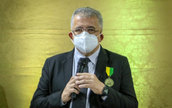Jornalista Álvaro Luís Carneiro é homenageado com mais alta comenda de Piripiri
