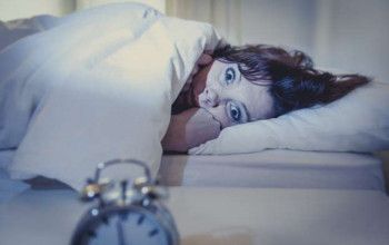 O que significa a hora que acordamos durante à noite ?