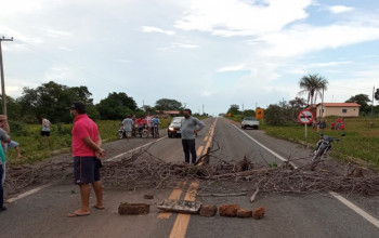 Moradores interditam estrada que liga Piripiri a Pedro II em protesto contra a Equatorial