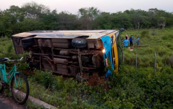 Passageiros ficam feridos após micro-ônibus tombar no litoral do Piauí