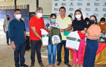 Prefeitura da Lagoa de São Francisco entrega kit escolar para alunos da rede municipal de ensino