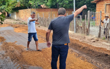 Vereador Papinha Mendes acompanha obra de calçamento na comunidade Furnas