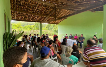 Vereadora Andreia Azevedo e Genival Sales ouvem população da comunidade Lajes dos Fidelis