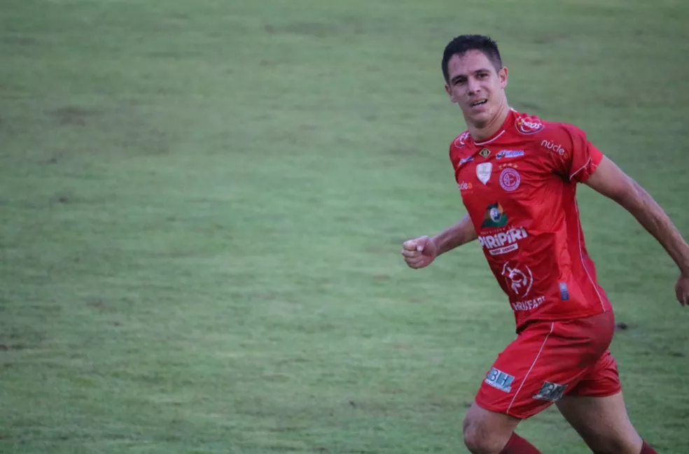 Zagueiro Caio no gol de 4 de Julho x Confiança — Foto: Fábio Lima/ge Piauí 