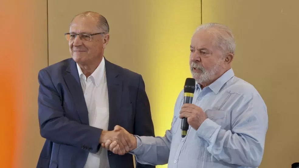 Alckmin e Lula em reunião entre diretorias do PSB e PT na manhã desta sexta (8) — Foto: Reprodução/GloboNews 
