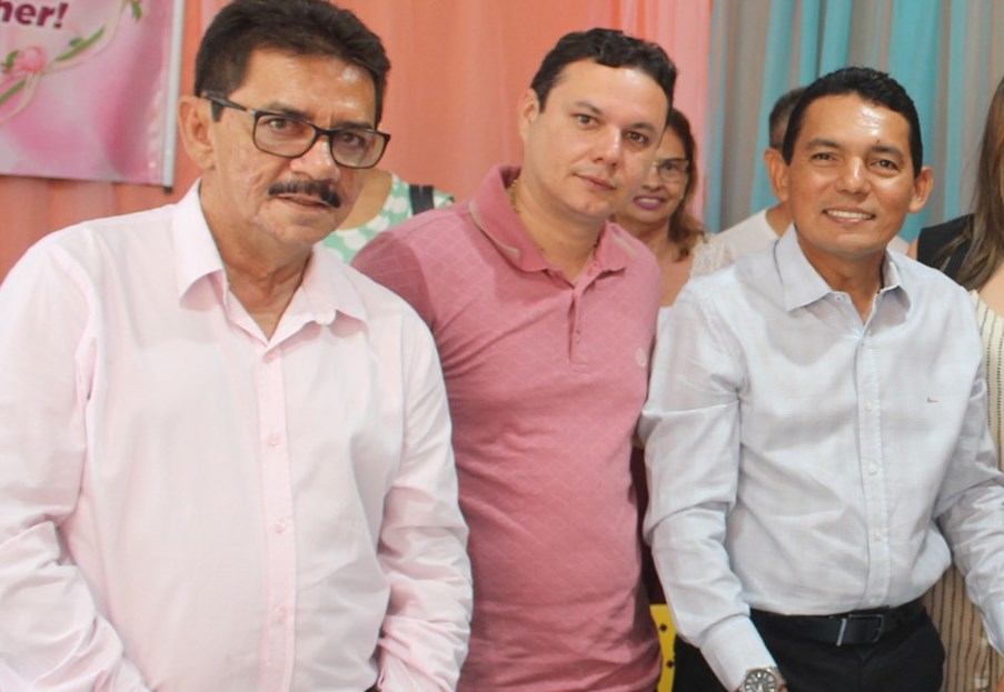 (Na foto acima prefeito Tim Medeiros aparece ao lado do vice Salvador Neto e do advogado Edcarlos Costa)