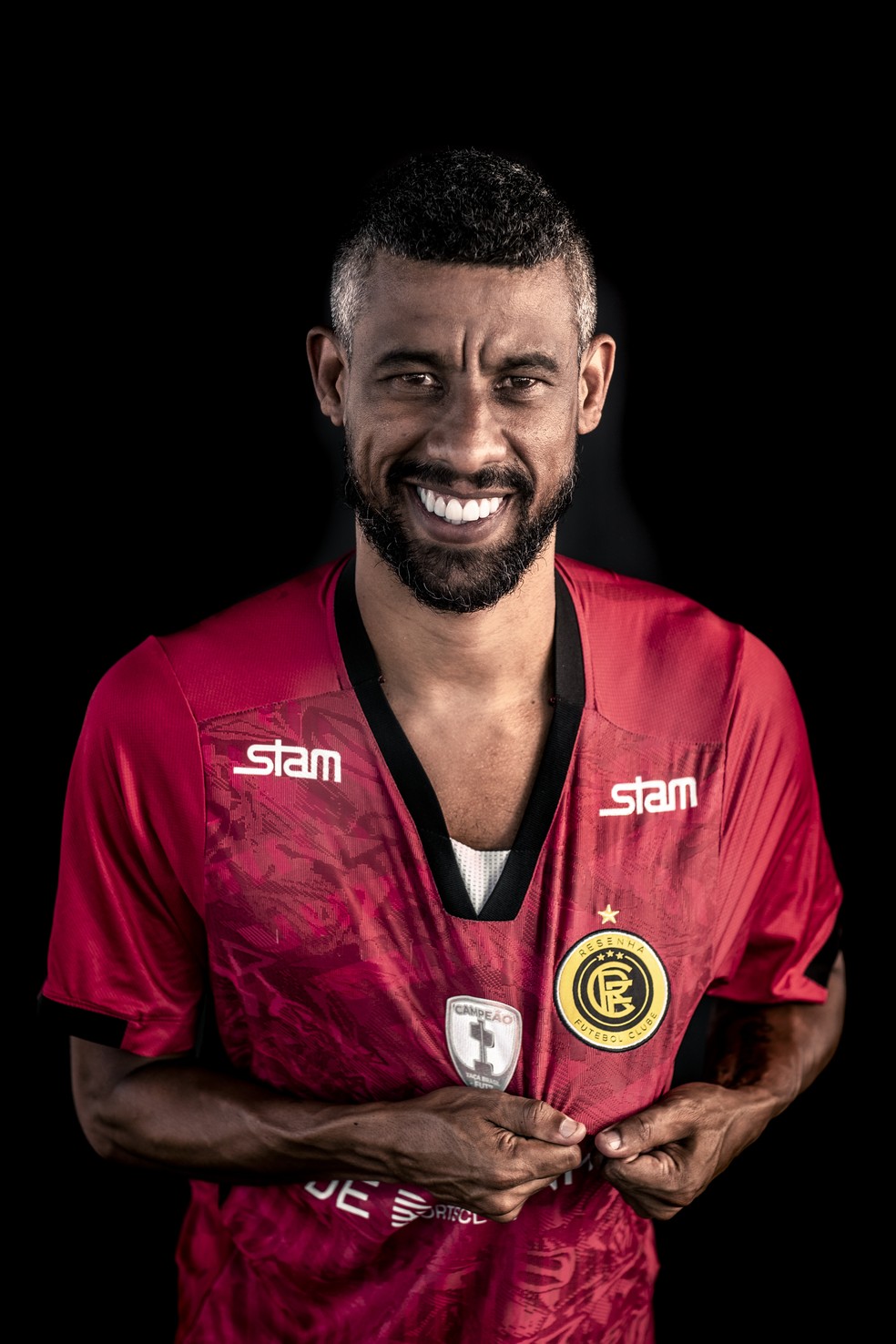 Leo Moura posa com a camisa do Resenha FC — Foto: André Mourão/Foto FC